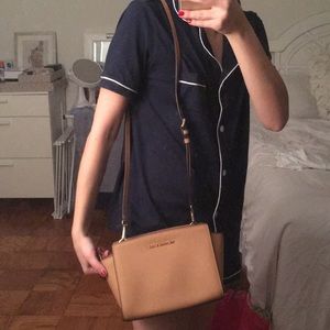 MICHAEL KORS SAFFIANO LEATHER MEDIUM MESSENGER BAG